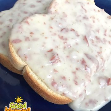 toast slathered in this creamed chipped beef gravy