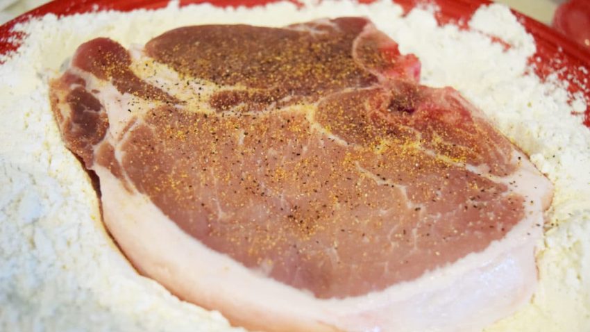 Seasoned Pork Chops in Flour Dredge