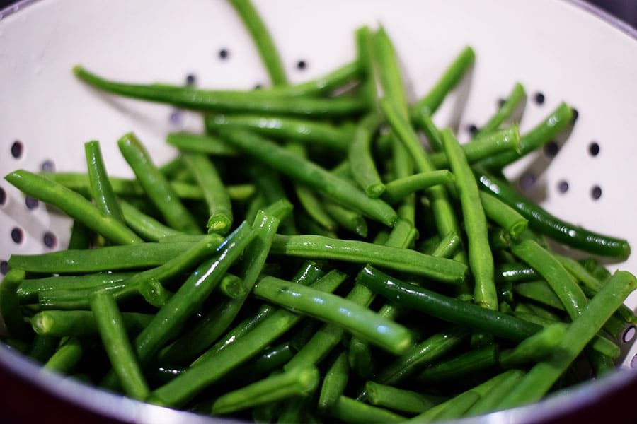 a colander filled with fresh green beans