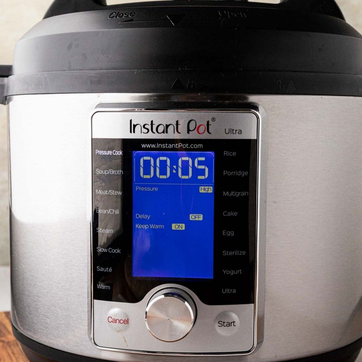 An instant pot set to pressure cook for five minutes.
