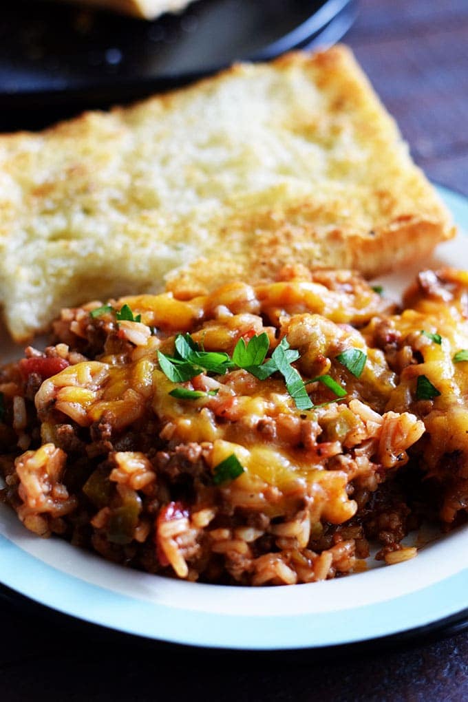 Unstuffed Pepper Skillet Plated with Garlic Bread