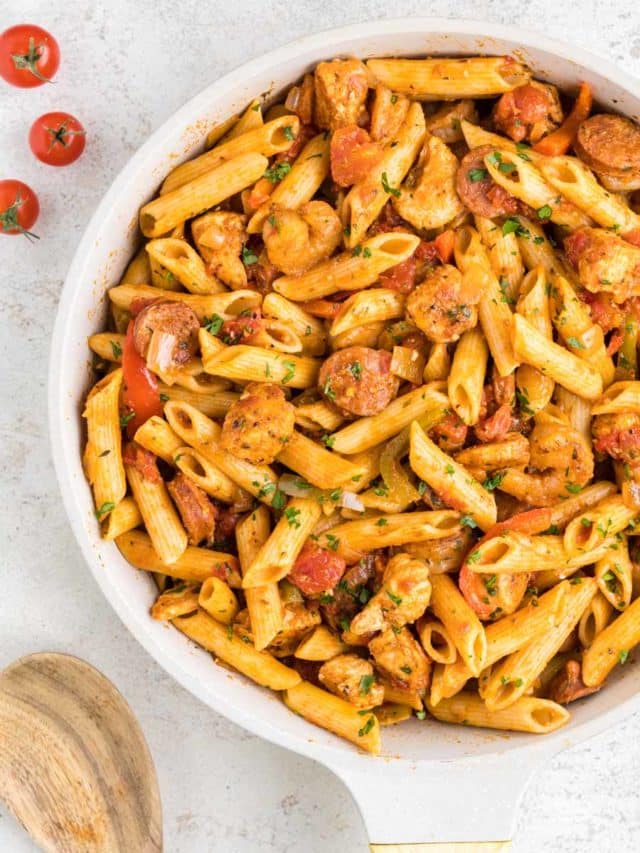 A skillet of cajun jambalaya pasta.
