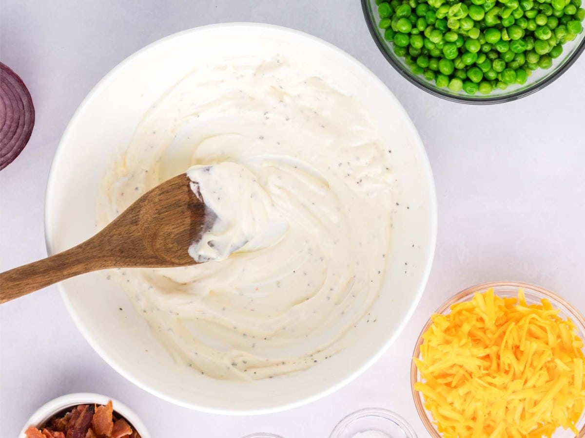 A bowl of mayo and sour cream dessing.