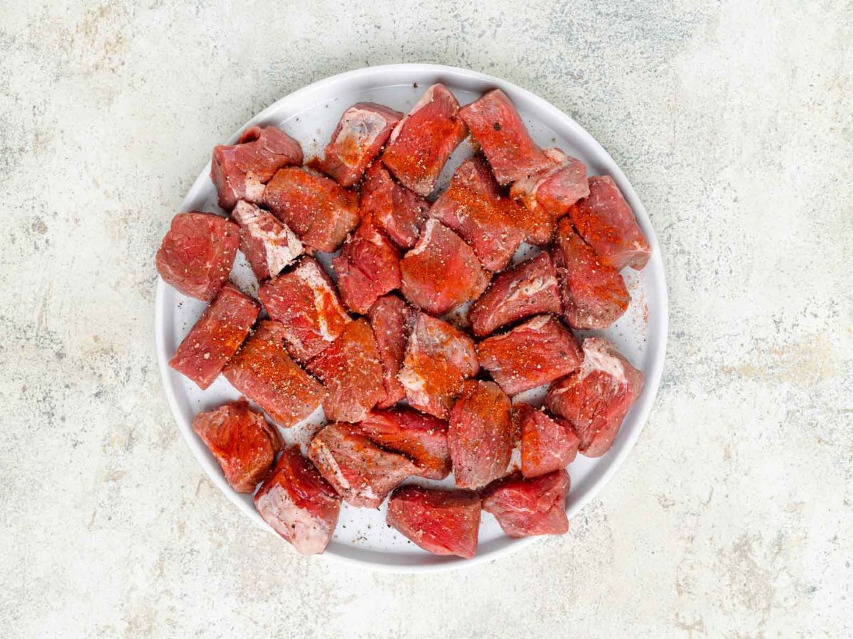 A plate with seasoned steaks bites.