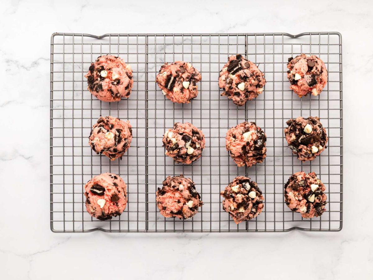 Cookies cooling on a cooling rack.