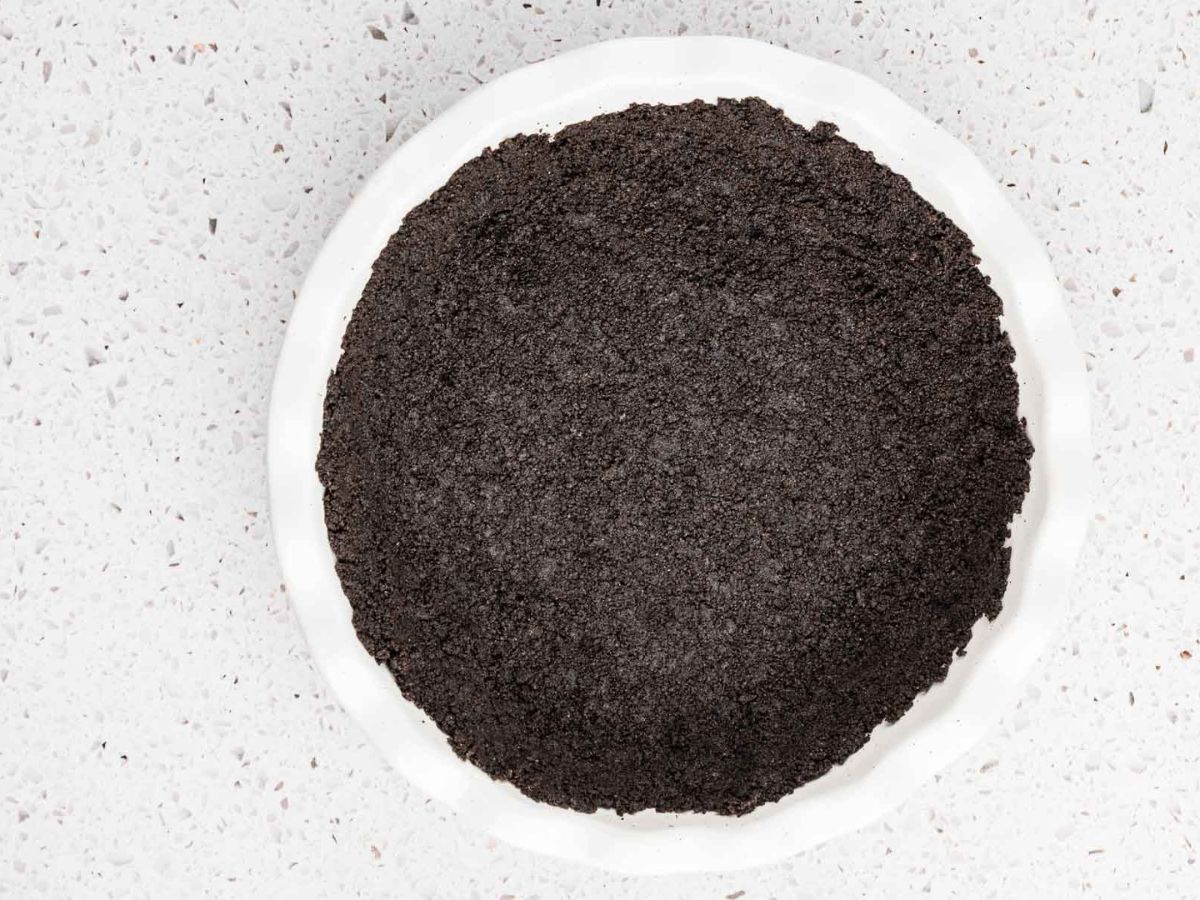 Oreo cookie pie crust in a pie dish.