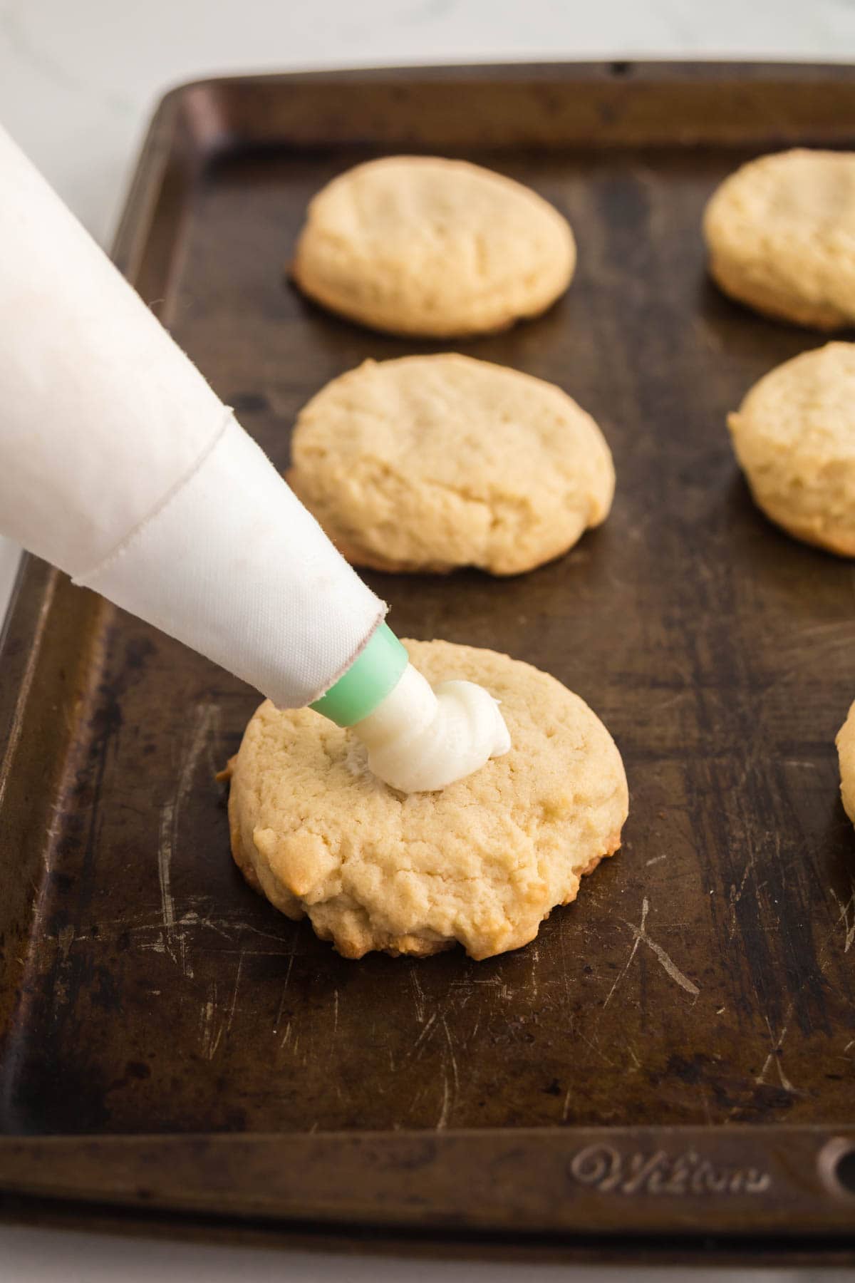 Frosting the cookie with a piping bag.